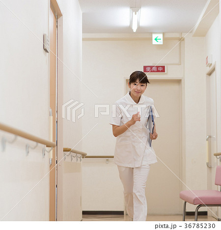 看護師 走る ナース 病院 医療 イメージ 看護師 走る ナース 病院 医療 イメージ 36785230