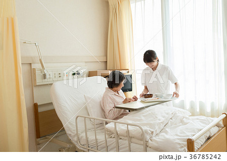病院 食事 病室 食事介助 介護 医療 イメージ 36785242