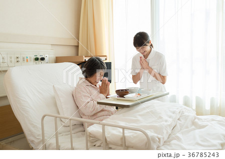 病院 食事 病室 食事介助 介護 医療 イメージ 病院 食事 病室 食事介助 介護 医療 イメージ 36785243