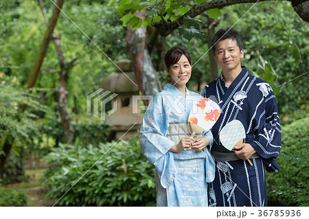 浴衣 ミドル夫婦 庭園 和風 イメージ 36785936