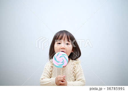 キャンディ (あめ アメ 飴 おやつ お菓子 駄菓子 デザート スイーツ 砂糖菓子 カラフル) 36785991