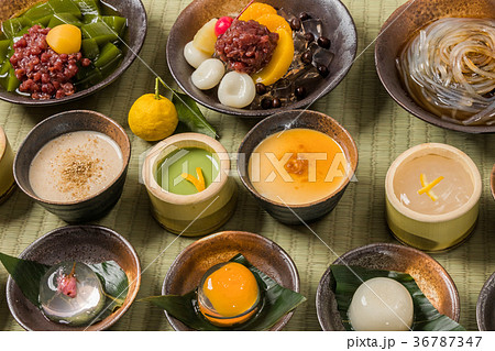 日本の甘味　和のスイーツ　typical Japanese sweets 36787347