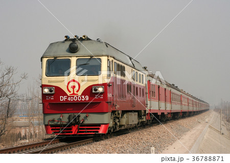 DF4Dが牽く大編成客車列車。2006/3/3 36788871