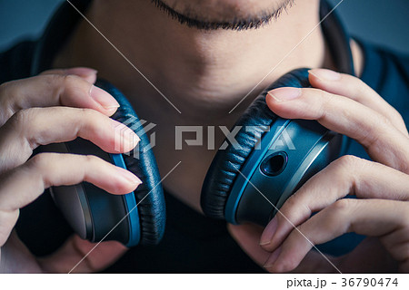 ヘッドフォンを付けた男性 36790474