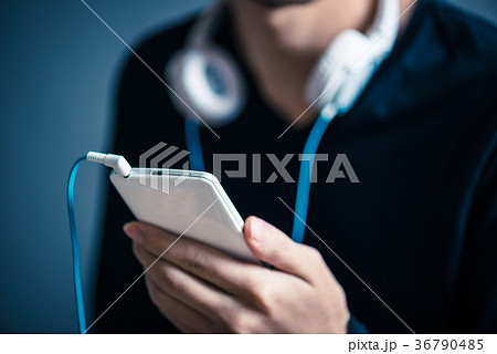 ヘッドフォンを付けた男性 ヘッドフォンを付けた男性 36790485