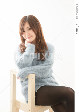 椅子で肘をつく女性の写真素材