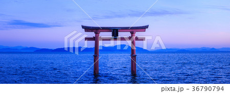 鳥居と琵琶湖 日本 滋賀県 36790794