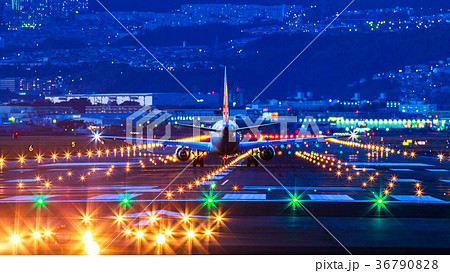 滑走路と飛行機 夜景の写真素材