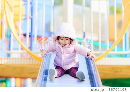 公園の滑り台で遊ぶかわいい子供 36792193