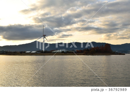 風力発電が見える夕暮れ 36792989