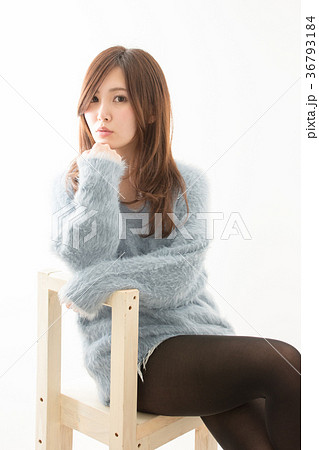 椅子で肘をつく女性 36793184