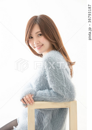 椅子に座る女性 36793187