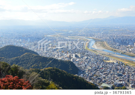 金華山の山上から眺めた長良川(岐阜県岐阜市) 金華山の山上から眺めた長良川(岐阜県岐阜市) 36793365