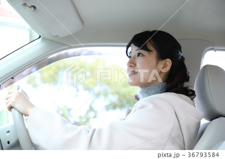 運転する女の子 36793584