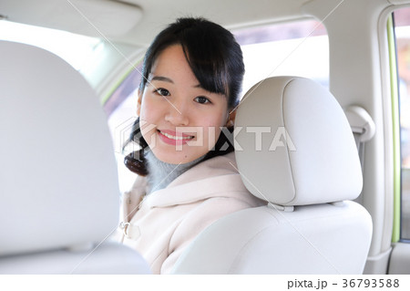 運転する女の子 運転する女の子 36793588