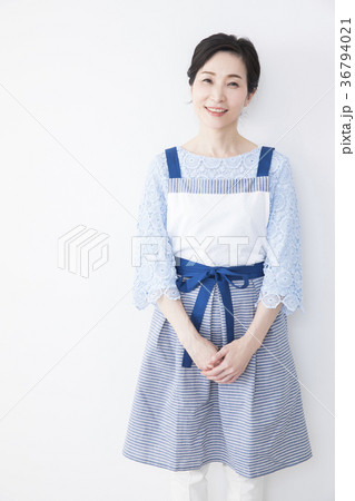 エプロンのミドル女性 エプロンのミドル女性 36794021