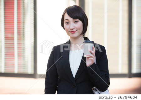 ビジネスウーマン（コーヒー） 36794604