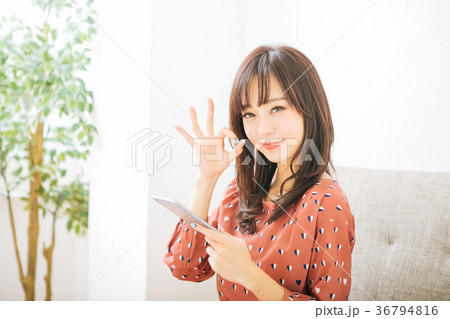 スマホを持ってオッケーサインを出す女性 36794816