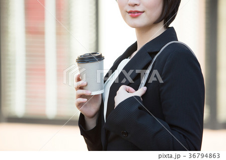 ビジネスウーマン（コーヒー） 36794863