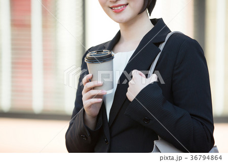ビジネスウーマン（コーヒー） 36794864
