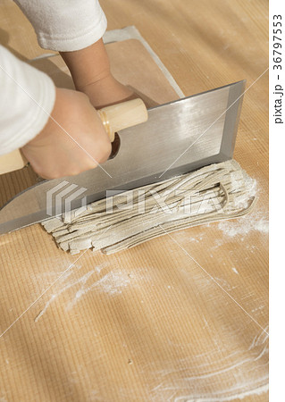 そば打ち体験　小学生子供手元 36797553