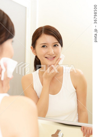 スキンケアをする女性 スキンケアをする女性 36798500
