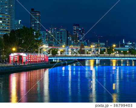 水都大阪 淀屋橋から見るライトアップされた栴檀の木橋 水都大阪 淀屋橋から見るライトアップされた栴檀の木橋 36799403
