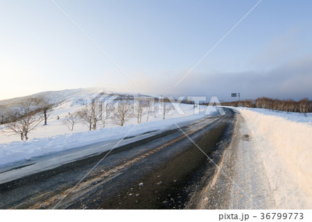 冬の道東　夕方の凍結した藻琴峠（北海道） 36799773