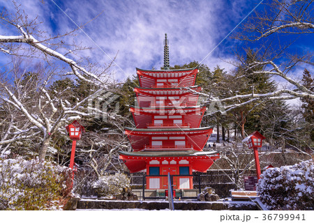 降雪のあった新倉山浅間公園の忠霊塔（山梨県） 36799941