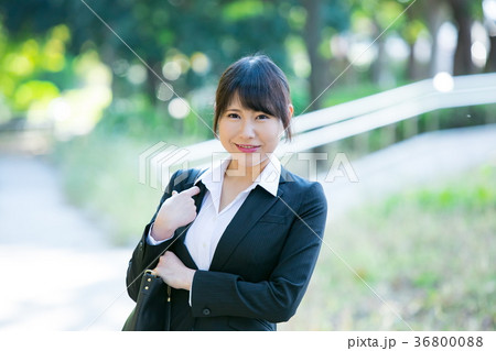 スーツ姿の成人女性　OL　オフィスレディ　ビジネス　スーツ　ポートレート　リクルート　緑背景　 36800088