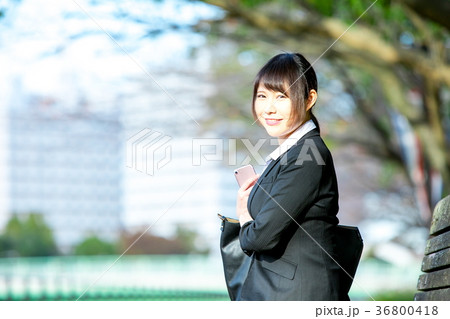 スマホを持ったスーツの女性 OL ビジネス スーツ ポートレート リクルート 緑背景 スマホを持ったスーツの女性 OL ビジネス スーツ ポートレート リクルート 緑背景 36800418
