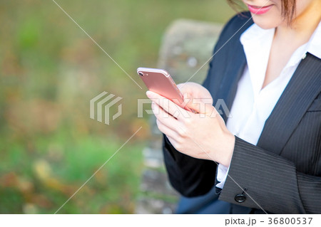 スマホを持ったスーツの女性 OL ビジネス スーツ ポートレート リクルート 緑背景 スマホを持ったスーツの女性 OL ビジネス スーツ ポートレート リクルート 緑背景 36800537