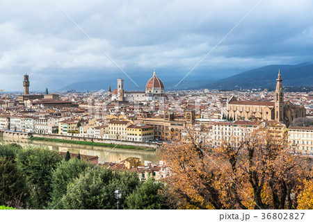 フィレンツェ　ドゥオーモとアルノ川沿いの町並み 36802827