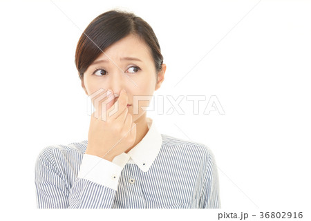 鼻をつまむ女性 36802916