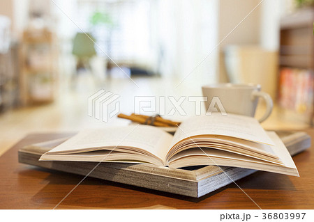 洋書が置いてあるインテリア 36803997