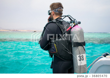A diver in diving gear is preparing to dive.Scuba 36805470