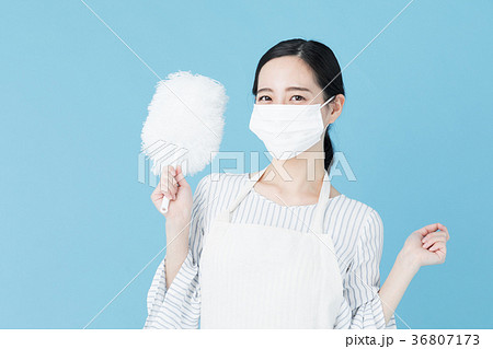 女性　ブルーバックイメージ 36807173