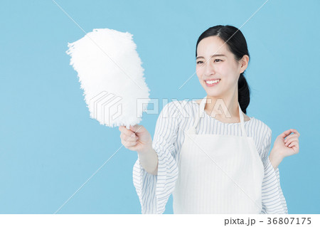 女性　ブルーバックイメージ 36807175