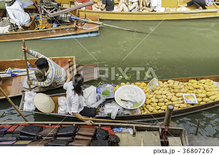 タイの水上マーケット タイの水上マーケット 36807267