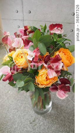 アプリコット色のバラと紅式部のブーケ 36807326