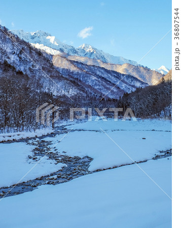 雪の湯桧曽川と谷川連峰（縦） 36807544