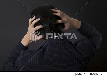 頭をかかえる男性 黒バック 頭をかかえる男性 黒バック 36807576