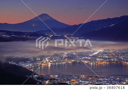 夜と朝の境目の富士山と諏訪湖　横サイズ 36807618
