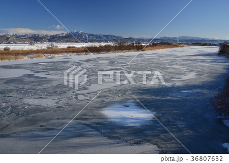 結氷した北海道厚沢部川の風景を江差町から撮影 結氷した北海道厚沢部川の風景を江差町から撮影 36807632