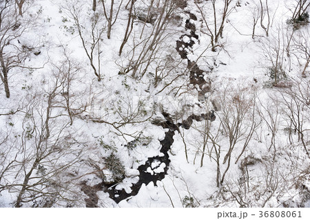 北海道八雲町八熊峠の渓谷の小川の雪景色を俯瞰で撮影 36808061
