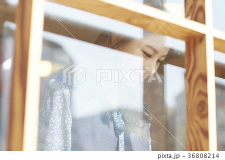 下を向く 笑顔 微笑 36808214