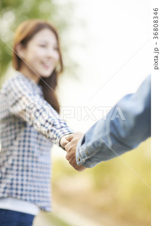 デート ロマンチック 手を引く 36808346