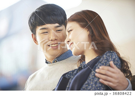 デート 笑顔 微笑 36808422