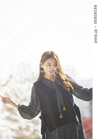 感情 下を向く 見下ろす 36808586