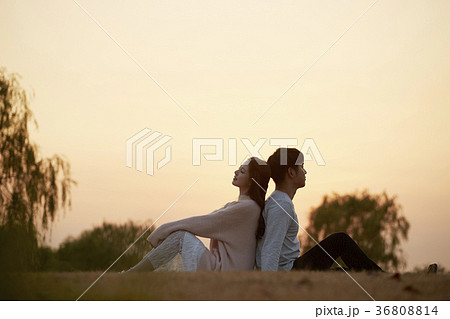 公園 夕焼け デート 36808814